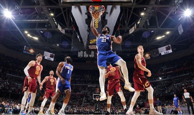 九游体育直播-恩比德狂轰40+15 阿伦与莫布利伤情决定骑士命运