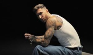 九游体育-好听下次别唱了评论员：拉莫斯新歌太难听，放球场上该吃红牌