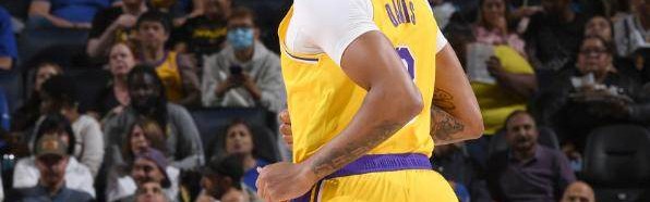 九游体育-勇士暴露前场防线隐患 库里开始在防守端指挥交通