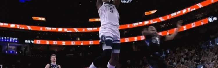 九游体育-挺身而出！爱德华兹防守端干扰对方三分 反击折叠暴扣2+1打回悬念