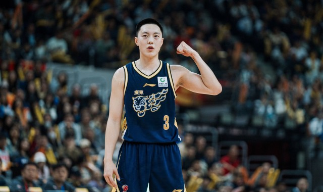 九游体育官网下载-媒体人：今天要给胡明轩足够的尊重 末节&amp;加时赛拖着伤腿帮助球队