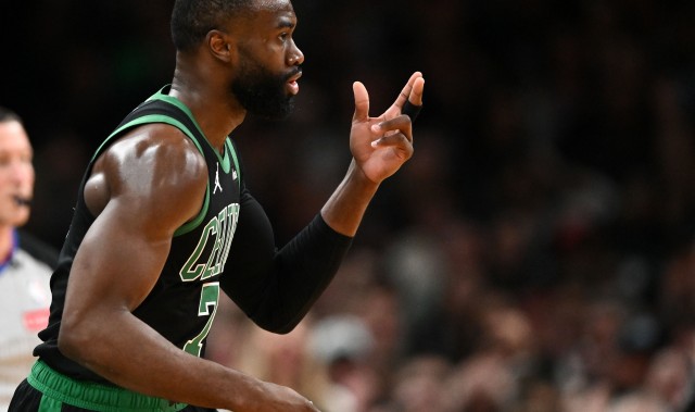 九游体育-调整一下手感！杰伦·布朗半场中投不准&amp;两分球仅9中2