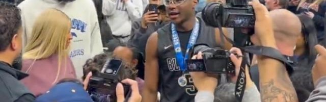 詹皇见证二儿子高中夺冠！未来父子三人NBA同台？