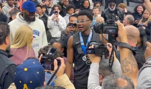 詹皇见证二儿子高中夺冠！未来父子三人NBA同台？