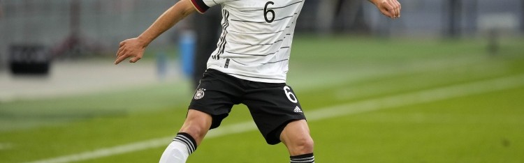 九游体育app官网-比埃尔霍夫主张基米希中场定位更优 弗林斯倾向其回归右后卫角色